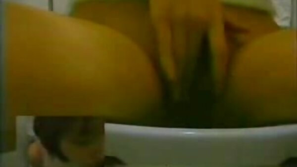 در ویدئوی جنسی لزبین، دو شیک پوش با زبان به همدیگر لعنت می‌زنند فیلم سکس با مادر